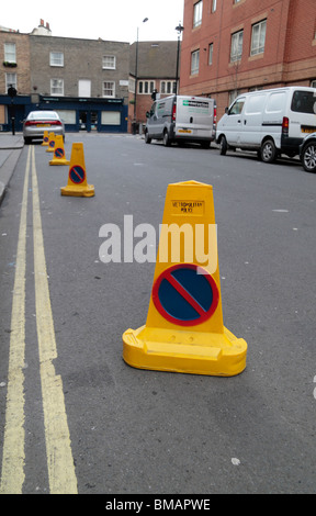 Eine Linie der Metropolitan Police Parken Kegeln auf einer Straße im Zentrum von London, UK. Stockfoto