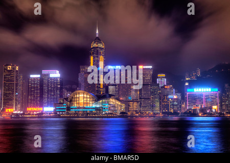 Hochhäuser auf Hong Kong Island Stadtzentrum gesehen gegenüber dem Hafen von Tsim Sha Tsui auf der Kowloon Seite bei Nacht Stockfoto