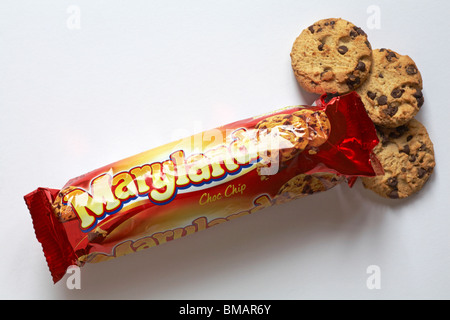 Maryland Choc Chip Cookies öffnen Paket mit Inhalt verschüttet auf weißem Hintergrund verschüttete isoliert Stockfoto