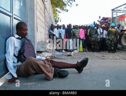 Ein verletzter Mann in Port-au-Prince nach dem Erdbeben in Haiti Stockfoto