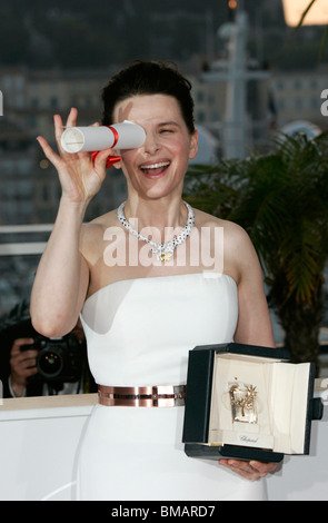 JULIETTE BINOCHE Gewinner PHOTOCALL PALAIS DES FESTIVALS CANNES Frankreich 23. Mai 2010 Stockfoto