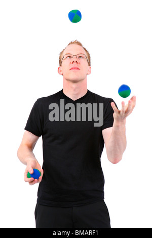 junger Mann mit Bällen jonglieren Stockfoto