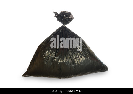 Eine gefüllte schwarzen Müllsack befestigt mit einem Kabelbinder isoliert auf weiss. Stockfoto