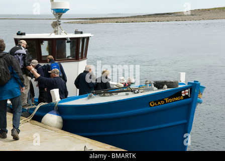 Passagiere an Bord ein Bootes nach einer Reise nach Inner Farne, Farne Islands, Northumberland, England. Stockfoto