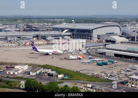 Dublin International Airport-Terminals und Flugzeug steht in der Ladefläche über das Vorfeld gesehen. Irland Dublin Stockfoto