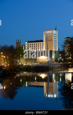 Der Jury Inn Hotel Derby England Reflexion im Fluss derwent Stockfoto