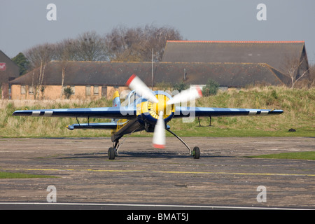 Jakowlew Jak-55 G-NOIZ fortgeschrittenen Kunstflug Flugzeug des Rollens bei Sandtoft Flugplatz Stockfoto