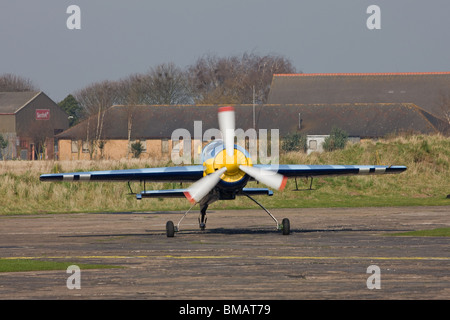 Jakowlew Jak-55 G-NOIZ fortgeschrittenen Kunstflug Flugzeug des Rollens bei Sandtoft Flugplatz Stockfoto