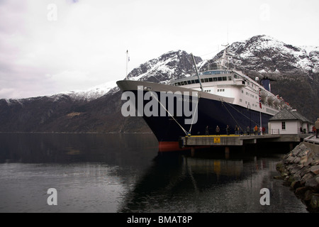 Kreuzfahrtschiff mit schneebedeckten Bergen im Hintergrund, Eidfjord, Norwegen, norwegische Fjorde, Skandinavien, Europa Stockfoto