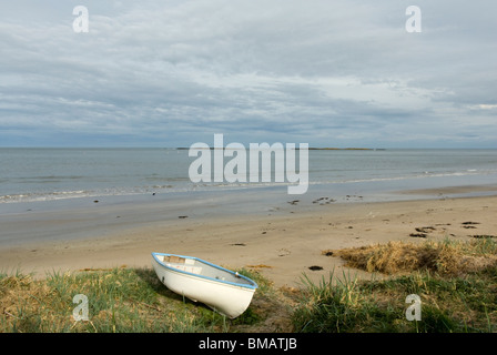 Ruderboot am Strand von Low Newton am Meer, Northumberland, England. Stockfoto