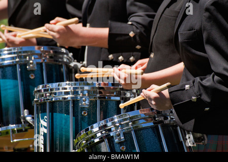 Teilnehmer spielen Trommel in 2010 Victoria Highland-Victoria, British Columbia, Kanada. Stockfoto