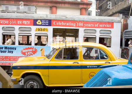 Straßenbahn und taxi-Verkehr auf den Straßen von Kalkutta jetzt Kolkata; Westbengalen; Indien Stockfoto