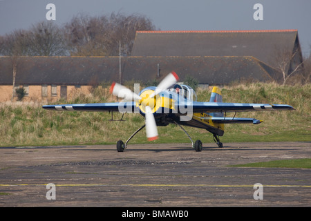 Jakowlew Jak-55 G-NOIZ fortgeschrittenen Kunstflug Flugzeug des Rollens bei Sandtoft Flugplatz Stockfoto