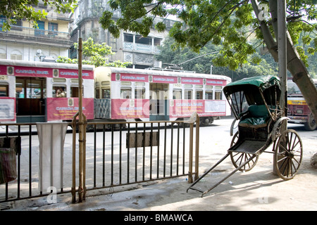 Leere Hand-Rikscha und Straßenbahn unterwegs; Calcutta jetzt Kolkata; Westbengalen; Indien Stockfoto