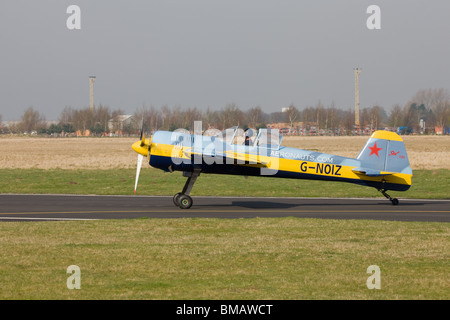 Jakowlew Jak-55 G-NOIZ fortgeschrittenen Kunstflug Flugzeug Rollen entlang der Piste Sandtoft Airfield Stockfoto