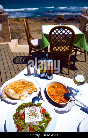 MITTAGESSEN IN EINER GRIECHISCHEN TAVERNE AM MEER Stockfoto