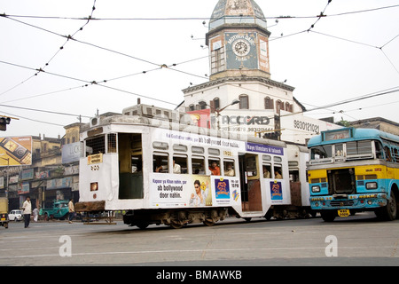 Straßenbild; Straßenbahn und Bus unterwegs; Calcutta jetzt Kolkata; Westbengalen; Indien Stockfoto