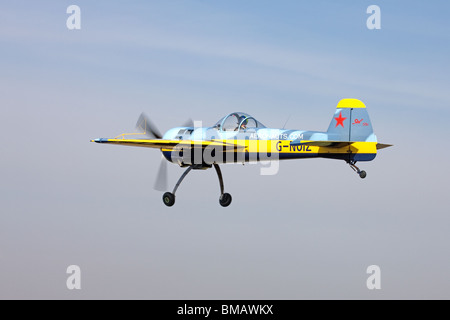 Jakowlew Jak-55 G-NOIZadvanced Kunstflug Flugzeug landet auf dem Flugplatz Sandtoft Stockfoto