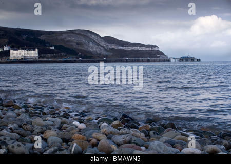 Llandudno kiesiger Strand und Pier an einem stürmischen Tag, Wales Stockfoto