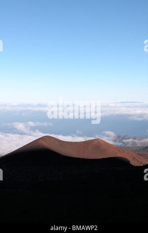 Blick vom Las Canadas del Teide Nationalpark über die vulkanische Landschaft und Wolken aus Teneriffa Kanarische Inseln Stockfoto