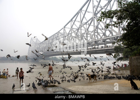 Aktivitäten auf Babu Ghat; Howrah Brücke über Hooghly Fluß im Hintergrund; Calcutta jetzt Kolkata; Westbengalen; Indien Stockfoto