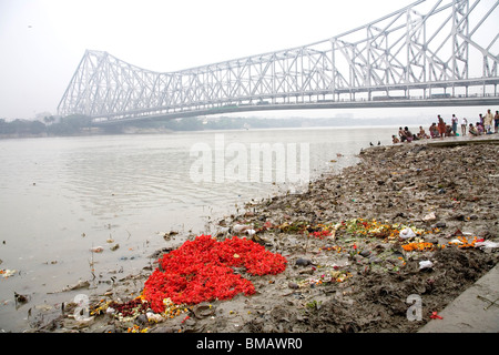 Verschmutzung auf Babu Ghat Howrah Brücke über Hooghly Fluß im Hintergrund; Calcutta jetzt Kolkata; Westbengalen; Indien Stockfoto