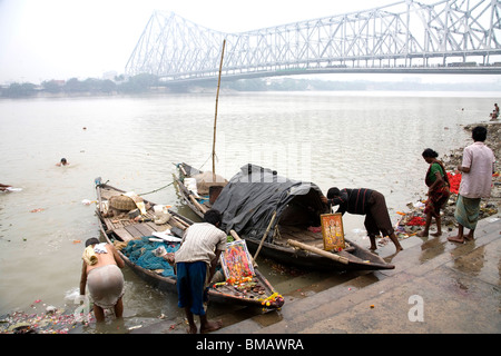 Aktivitäten auf Babu Ghat; Howrah Brücke über Hooghly Fluß im Hintergrund; Calcutta jetzt Kolkata; Westbengalen; Indien Stockfoto