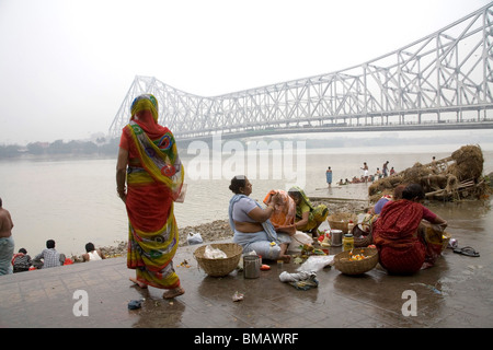 Aktivitäten auf Babu Ghat; Howrah Brücke über Hooghly Fluß im Hintergrund; Calcutta jetzt Kolkata; Westbengalen; Indien Stockfoto