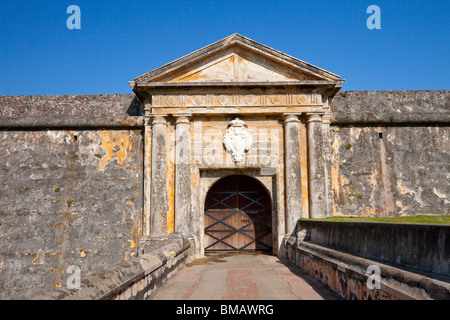 Der Vordereingang Brücke und Tür zum San Felipe del Morro Castle in San Juan, Puerto Rico, West Indies. Stockfoto