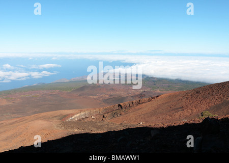 Blick vom Las Canadas del Teide Nationalpark über die vulkanische Landschaft und Wolken aus Teneriffa Kanarische Inseln Stockfoto