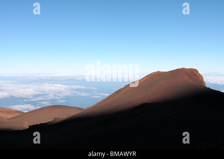 Blick vom Las Canadas del Teide Nationalpark über die vulkanische Landschaft und Wolken nach El Hierro von Es Canar Teneriffa Stockfoto