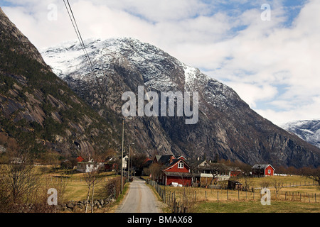 Traditionelle Häuser mit Schnee bedeckt Berg im Hintergrund, Eidfjord, Norwegen, norwegische Fjorde, Skandinavien, Europa Stockfoto