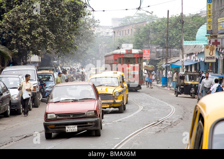 Straßenszene Auto Taxi Straßenbahn unterwegs; Calcutta jetzt Kolkata; Westbengalen; Indien Stockfoto