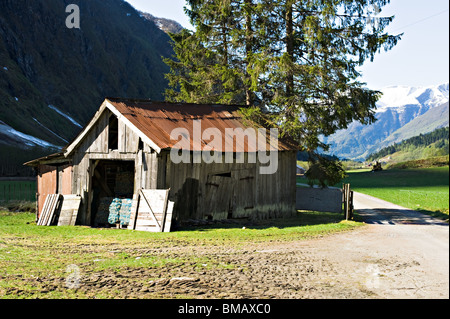 Entfernte hölzerne Scheune in Weideflächen im Jostedalsbreen Nationalpark in der Nähe von Sandaneset Gletscher Fjaerland Sogn Norwegen Stockfoto