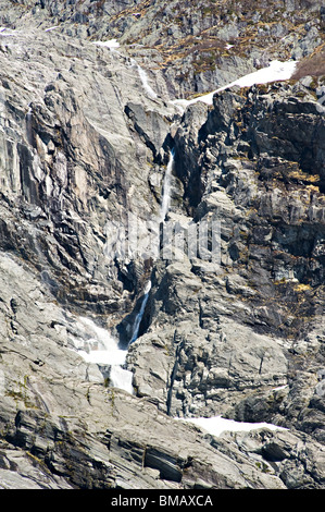 Run-off Wasser rutschen nach unten Mountain Rock vom Sandaneset Gletscher im Nationalpark Jostedalsbreen Fjaerland Sogn Norwegen Stockfoto