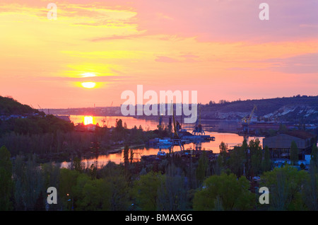 Sommer Sonnenuntergang Blick auf Sewastopol Stadt Umgebung (Krim, Ukraine) und kleine Meer Bucht hinter Stockfoto