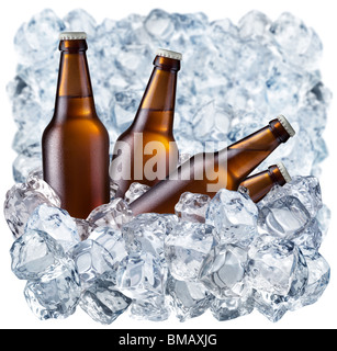 Flaschen Bier auf Eis Stockfoto