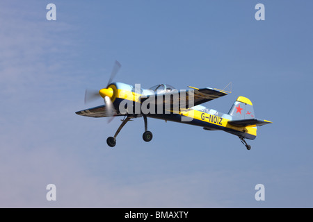 Jakowlew Jak-55 G-NOIZ fortgeschrittenen Kunstflug Flugzeuge im Endanflug auf Sandtoft Flugplatz landen Stockfoto