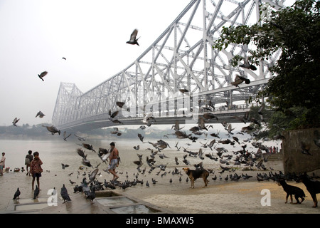 Aktivitäten auf Babu Ghat; Howrah Brücke über Hooghly Fluß im Hintergrund; Calcutta jetzt Kolkata; Westbengalen; Indien Stockfoto