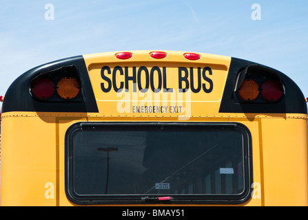 Detailansicht der Markierungen auf der Rückseite von einem gelben Schulbus Stockfoto