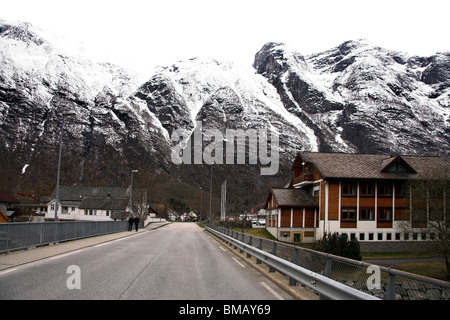 Hauptstraße durch Eidfjord, mit Schnee bedeckt Berg im Hintergrund, Norwegen, norwegische Fjorde, Skandinavien, Europa Stockfoto