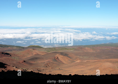 Blick vom Las Canadas del Teide Nationalpark über die vulkanische Landschaft und Wolken aus Teneriffa Kanarische Inseln Stockfoto