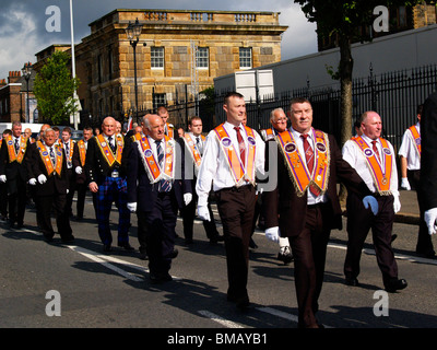 Orangefest, 12. Juli 2009 Orange Parade durch das Zentrum von Belfast. Nur eines der vielen Paraden in Nordirland. Stockfoto