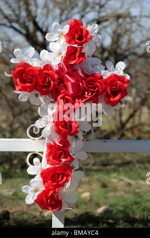 Ein Kreuz markiert ein Grab auf einem Friedhof in Helvetia, eine Geisterstadt in Pima County, Arizona, USA. Stockfoto