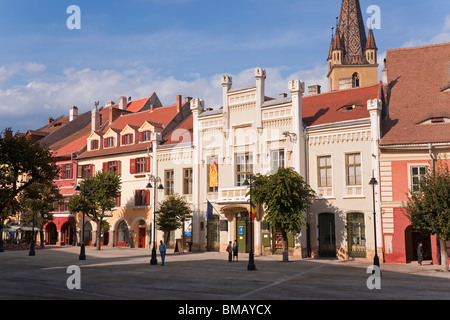 Transsilvanien, Rumänien, Sibiu, malte 12. Jahrhundert sächsische Stadt, Piata Mica, bunt, Häuser und die evangelische Kirche Stockfoto