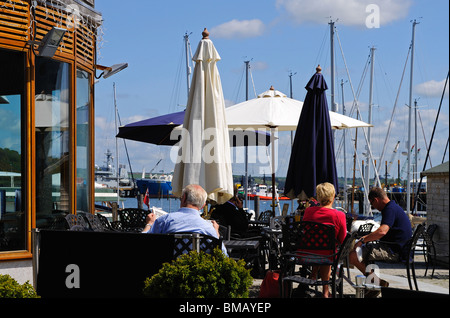 Menschen entspannen in einem Café auf Veranstaltungen Platz in Falmouth, Cornwall, uk Stockfoto