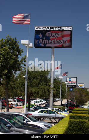 Chevrolet Autohaus in Austin, Texas, mit "Buy American" video Billboard über eine Reihe von neuen Autos zu verkaufen. Stockfoto