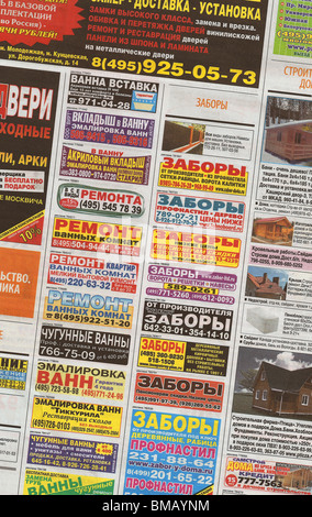 Russische Anzeigen in Gratiszeitung (vertikale Serie in hoher Auflösung) Stockfoto