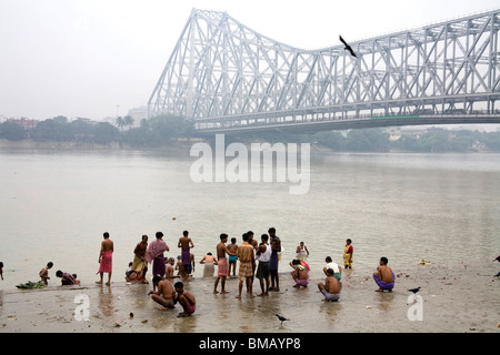 Aktivitäten auf Babu Ghat; Howrah Brücke über Hooghly Fluß im Hintergrund; Calcutta jetzt Kolkata; Westbengalen; Indien Stockfoto
