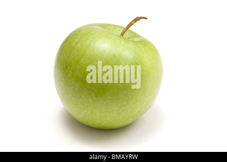 Grüner Apfel auf weißem Hintergrund Stockfoto